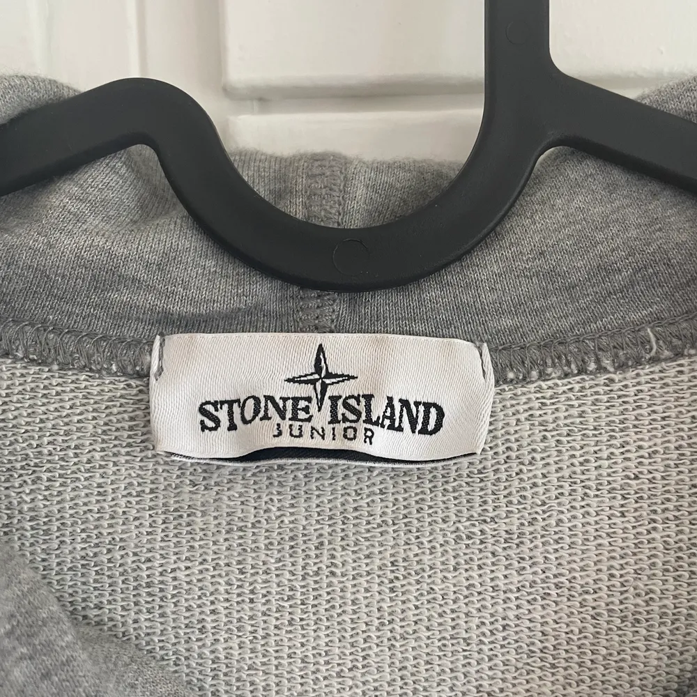 Säljer min superfina stone island tröja i storlek 140! Säljer pga att den har blivit för liten och inte kom till användning!💘. Hoodies.