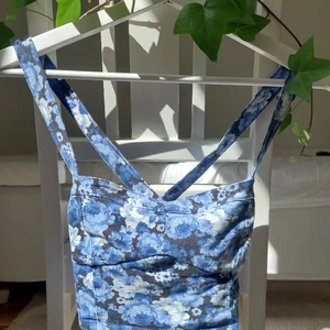 Unik blommig sommartopp - Sååå unik och cool sommartopp. Banden korsas i ryggen. Älskar den och har fått så många komplimanger för den, men den passar tyvärr inte längre😭 Den är lite sliten, men inget som stör. Det står att storleken S, men passae nog XS också.