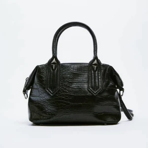 Zara väska  - Väska från zara som inte har kommit till användning, underbart fint skick eftersom aldrig använt. Köptes i vintras. Kan skicka egna bilder i dm, hör av er 🤩