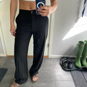 Linnebyxor  - Helt nya linnebyxor från HM i storlek 34. Perfekta för en kyligare sommardag🌸  Hör av dig vid intresse☺️☺️