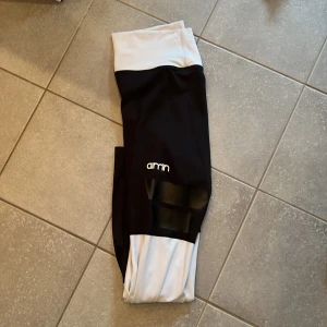 Tights från aimn - Vit svarta tights från aimn, aldrig använda då dem var för stora