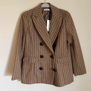 Brun Kavaj/Blazer - Helt ny med tags kvar, storlek 36. Jätte fin brun nyans med stripes och fina bruna knappar. 