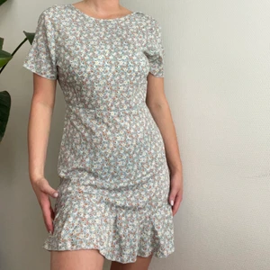 Klänning med blommor mönster - Söt klänning med blommigt mönster. Dragkedja baktill. Storlek L