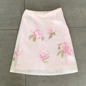 Kjol från humana - Supersöt kjol köpt på humana! Sen är tyvärr för liten på mig men den är så så fin. Den är inte stretching utan har en dragkedja på sidan. Jag skulle säga att det är en S. Köparen står för frakten!💕