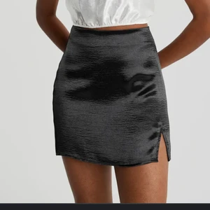 Kjol - Supersöt minikjol från gina tricot som tyvärr blivit för liten. Storlek 32 men skulle säga den passar 34 också🥰