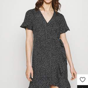 Säljer denna svarta klänningen med vita prickar i storlek S från Vero Moda. Köpt för 350kr, startpris på 150kr+ frakt💕