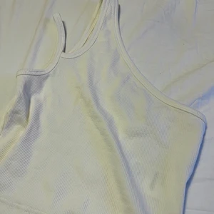 Vit one shoulder topp - Vit one shoulder topp från weekday storlek S. Använd enstaka gånger. 