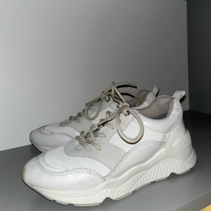 Nästan nya Parfois skor storlek 37 - Säljer ett nästan helt nytt par supersnygga Parfois skor då jag redan har många vita sneakers.Kan mötas upp i Stockholm. 🌸💝