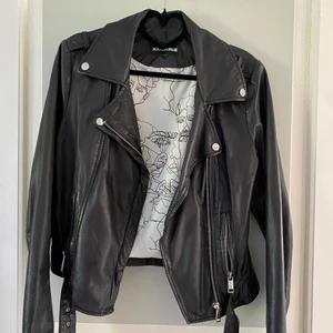 Rock and Blue skinnjacka - Skinnjacka från märket Rock and Blue, strl 36, använd några gånger men inget slitage på jackan. Nypris 3499kr