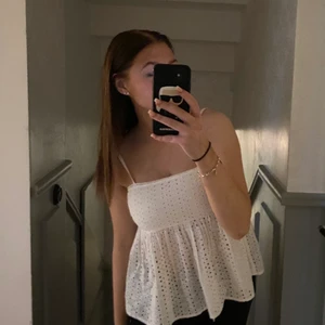 Topp - Superfin sommartopp med volang ned till från bik bok!  Använd endast en gång med lapp kvar!😊 säljs för 100:- + frakt!💋💋