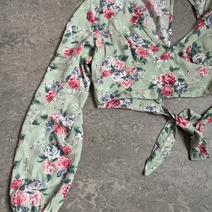 Croptop  - Står att storleken är 40 men passar M och kan justeras bak genom  att knyta ihop den 