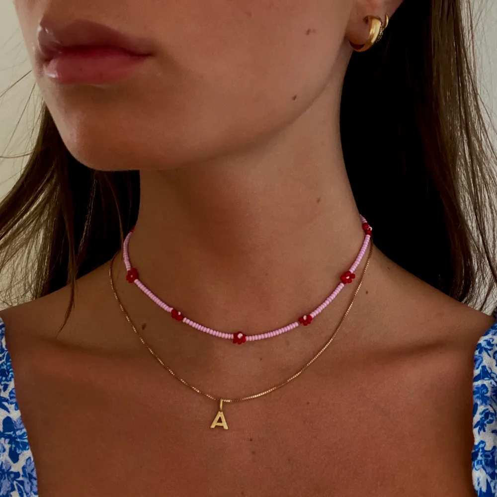 Super vackert halsband perfekt till sommaren. Går att göra i andra färger och modeller. Pris 79kr💗❤️ Frakt 13kr (egen bild!). Accessoarer.