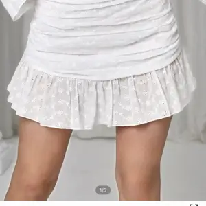 Jag säljer min vita kjol från shein som är alldeles ny och aldrig andvänd.