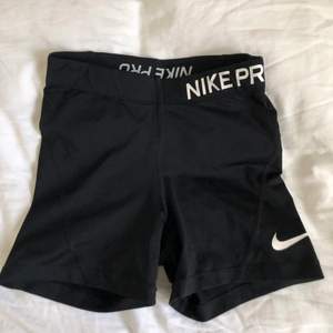 Nike pro shorts, använda några gånger men väldigt bra skick. 