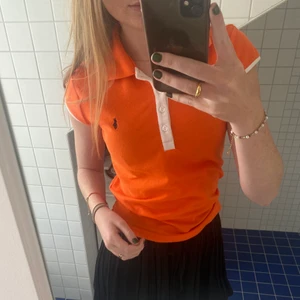 Ralph Lauren pické - Jättefin och trendig topp från Ralph Lauren i somrig färg!🧡😍 Bra skick och sitter bra på mig som vanligtvis har storlek S eller Xs i toppar, köpare står för frakten! Säljer då den tyvärr inte kommer till användning.