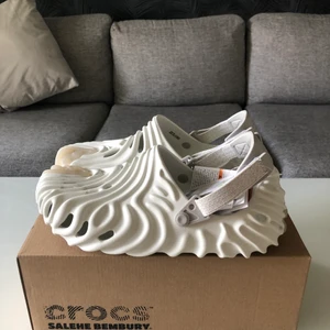 Crocs The Pollex Clog x Salehe “Stratus” - Säljer mina helt nya crocs som jag vunnit i storlek 42-43   Crocsen går för runt 2000 kr men säljer dem billigare  Original box följer med  Säljer ett till par i storlek 43-44, skriv om ni är intresserade// Alex 