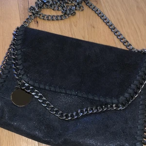 stella McCartney väska - Säljer min stella McCartney liknande väska som är andvänd ungefär 6 gånger och säljer pågrund av att den aldrig kommer till andvändning