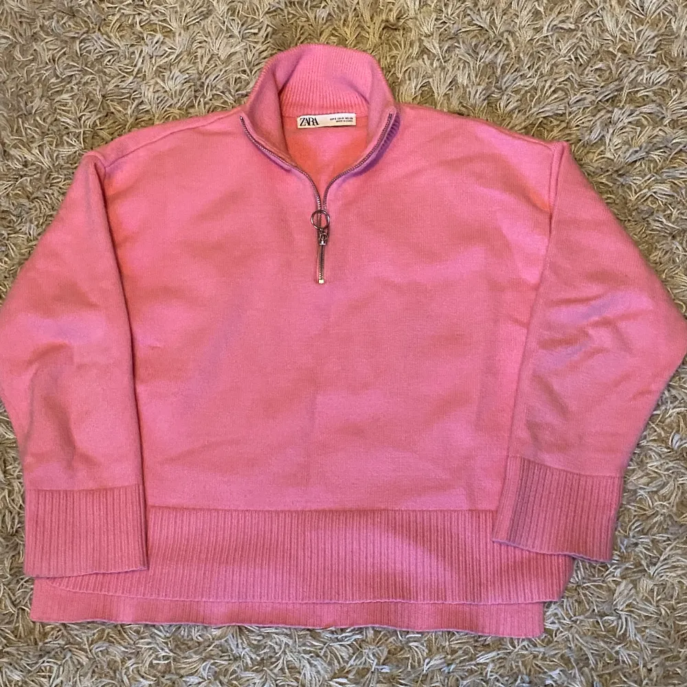 Säljer denna rosa fina stickade tröja då den inte kommer till användning💓💓. Tröjor & Koftor.