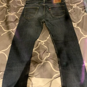 Lewis jeans - Säljer ett par schysta Lewis jeans 504, då de inte kommer till användning, de är i väldigt bra skick, storlek 34/32