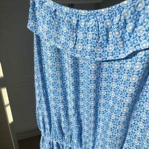 En somrig blå och vitmönstrig shortsdress med justerbara band perfekt till sommarens varma dagar. I fint skick. Köpt från hm. Säljes för att den tyvärr är för lilten. 