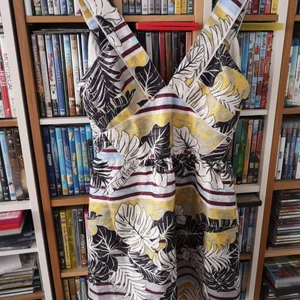 Jättefin klänning strl L - Strl L. Aldrig provad. Glittrig effekt i tyget. Superfin