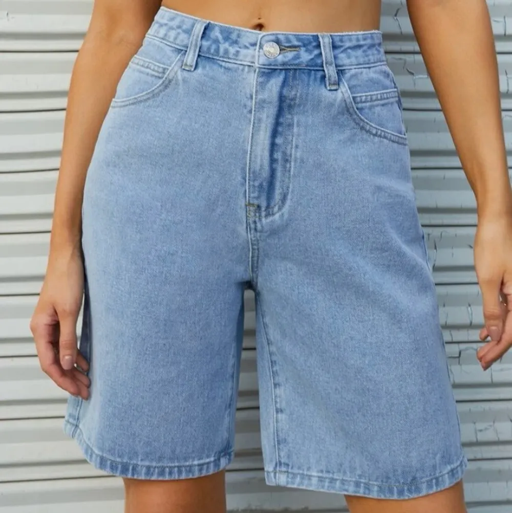 Snygga jeans shorts som endast är provade. På första bilden var jag runt 166 cm. Den andra bilden är från hemsidan 💓💓 . Shorts.