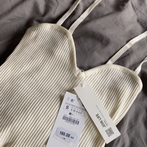 Topp  - Helt oanvänt stickat linne från zara, med justerbara band