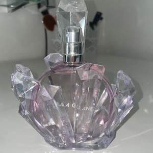 Ariana grande R.E.M. parfym, 100 ml, knappt använd, nypris är 695kr. Säljer då det inte var min typ av parfym💜