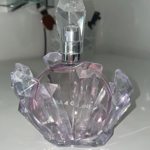R.E.M parfym Ariana grande  - Ariana grande R.E.M. parfym, 100 ml, knappt använd, nypris är 695kr. Säljer då det inte var min typ av parfym💜