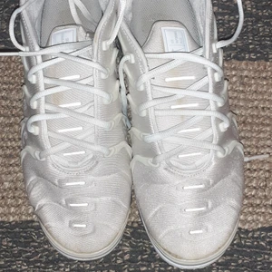 NIKE VAPORMAX - Säljer de för att jag växte ut. Skornas e ny tvättad men de har litet hål på insida. Bubblorna är perfekta.