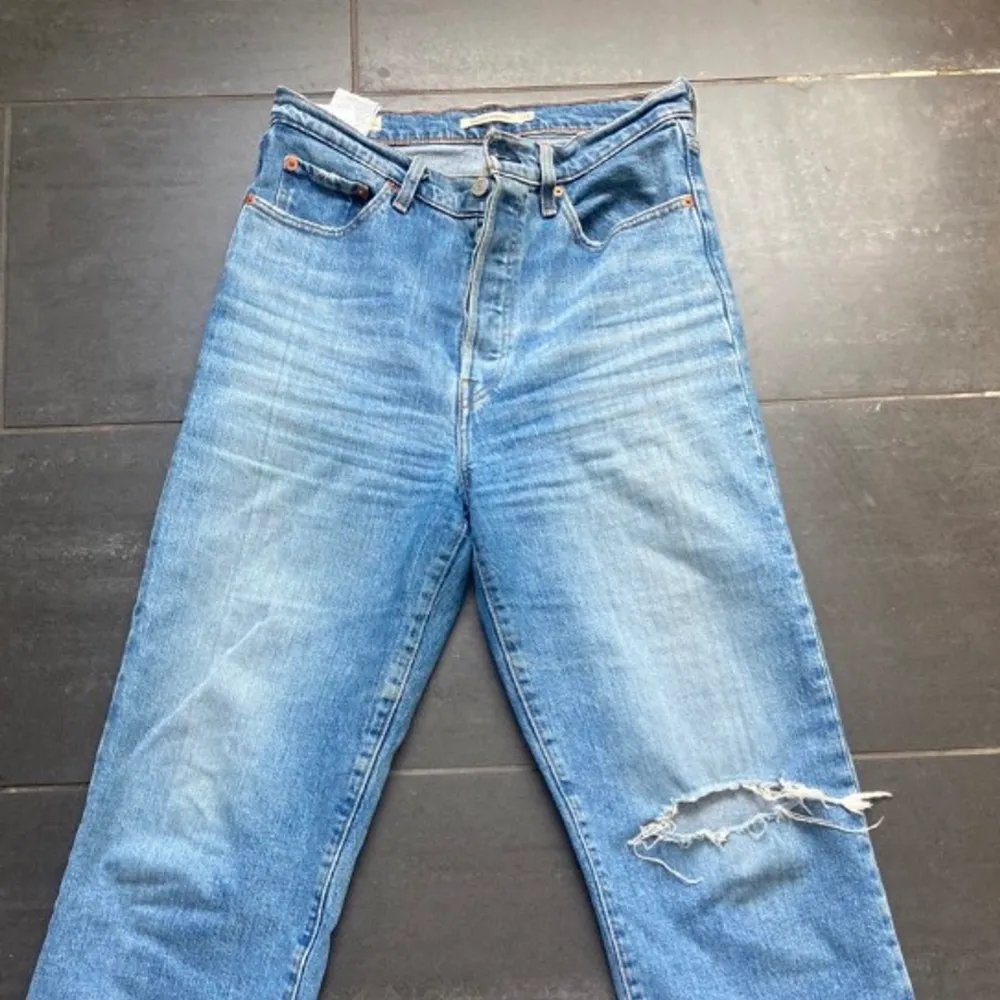 Levisjeans i modellen ribcage straight ankel jeans. Använda men inte slitna. Säljer då de inte passar längre. W29. Nypris 1100kr 🥰. Jeans & Byxor.