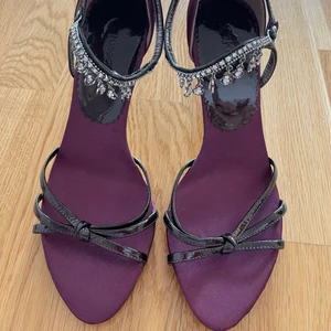 Lila sandaler med högklack (nyskick) - Lila sandaler storlek 36.5 (storlek 230) Hög klack, klackhöjd 8cm. Perfekt till sommar  Aldrig använt bara testat.   95kr hämtas på Kungsholmen eller vid Globen. Alt skickas mot porto.