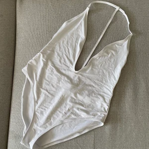 Baddräkt i storlek M - Säljer denna då den inte sitter så som jag vill! Finns att hämta i Järfälla och postar även. Köparen står för frakten (spårbar frakt 66kr)🌺