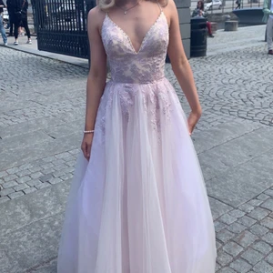 Balklänning  - Säljer min balklänning från MORIELLE köpt helt ny på Rafaela mode i Norrköping !! Använd 1 gång på balen, inga defekter NYSKICK.  Frakt ingår  🤍🤍🤍 Kan mötas upp för provning 💋