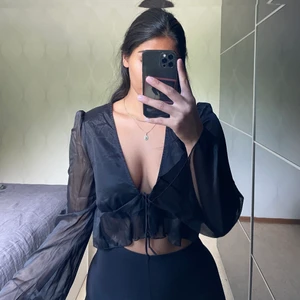 Topp i storlek m - Väldigt bra skick och är i storlek M. Finns att hämta i Järfälla och postar även. Köparen står för frakten (spårbar frakt 66kr)🧡