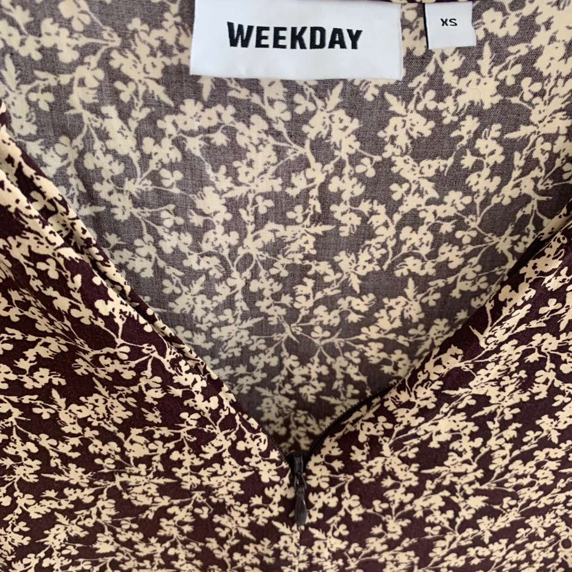 Blommig vinröd/beige klänning weekday - 91