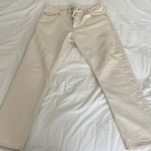 Weekday jeans beige färg riktigt somriga! Storlek 33-32 och de e TTS. Modell Barrel så rätt straight Leg! Använda 3 gånger max
