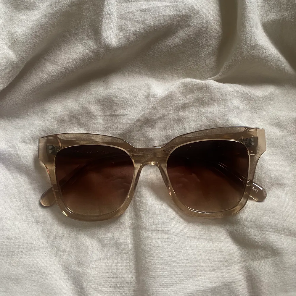 intressekoll på mina fina Chimi solglasögon!❤️ De är i jättefint skick och köptes förra sommaren, säljer pga att jag vill köpa ett par andra då jag tröttnat på dessa.. Accessoarer.
