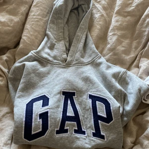 Hoodie  - super snygg grå hoodie från Gap som tyvärr sällan kommer till användning💓💓