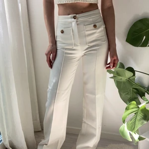 Sezane vita byxor - Vita byxor med knappar 