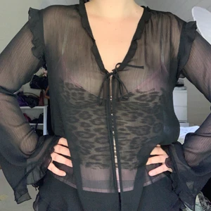 Chiffon-blus  - En supersöt blus från H&M som är perfekt att slänga ovanpå ett gulligt linne eller bara ha den som den är. Väldigt bra skick, ganska stor i storleken. Köparen står för frakt💗 OBS! Frakten kostar 51kr