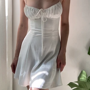 Vit House of CB klänning  - Vit sommarklänning med rosett