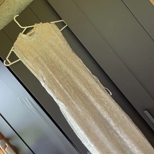 Vacker balklänning  - Denna vackra klänning glittrar väldigt mycket! Den har en fin passform som sätter sig tajt på kroppen. Den har även öppningar på sidorna som man kan shystera.  Använd vid endast ett tillfälle.  Kan skickas om du står för frakten. Kan mötas upp i Mark. 