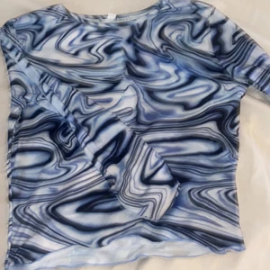 långärmad tröja  - En tröja som inte kommer till användning då det inte är min stil, är i storlek m men skulle mer säga att den är som en S