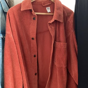 Urban Outfitters manchester skjorta - Urban Outfitters. Sällan använd skjorta i perfekt skick. Tvättad röd färg. Frakt blir extra kostnad men jag möter gärna upp
