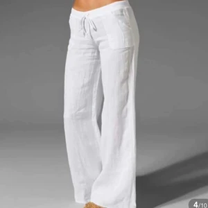 Linnebyxor  - Säljer dessa jättefina vita linnebyxor💕 Helt oanvända! Köparen står för frakt (bud är exklusive frakt)💕 Bara att skriva privat vid frågor. Budgivning startas om flera intresserade 