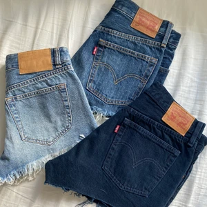 Jeansshorts - Tre par svinsnygga jeansshorts. Två par 501 från Levis som båda är galet snygga och ett par från pullnbear. De mörkblå nästan svarta levisen är i storlek 29, tyvärr förstora för mig. toppskick!!🤍 Levis shortsen, 350kr. ENDAST DE MÖRKA KVAR