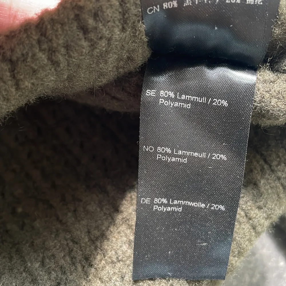 En jättefin olivfärgad stickad tröja med polokrage från SAMSOE SAMSOE. Tröjan är i 80% lammull och 20% polyamid och i mycket fint skick. I tröjan står det storlek M, men jag skulle säga storlek S!   Hör av dig vid intresse😊😊. Stickat.