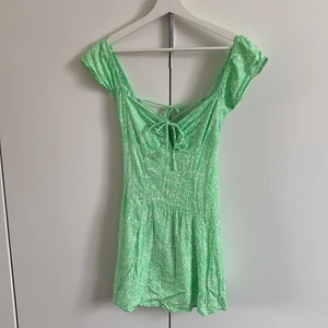 Jättefin klänning Bershka använd 1 gång - Grön klänning från Bershka som är tok för liten för mig. Använde bara en gång i sommras, den är lite liten i storleken men är en storlek S. Den skulle behöva strykas men jag har inget strykjärn så de är därför den ser sä skrynklig ut! Gratis frakt!!