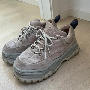 Eytys storlek 38 - Rätt skitiga men rosa eytys för den som känner sig taggad på att tvätta dom😍💪🏽 Tror även inte att frakt kommer va värt att betala då dom väger en del så kan mötas upp vid mariatorget